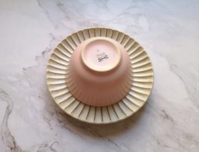 取一个盘子，将碗倒扣在盘子上。