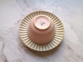 取一个盘子，将碗倒扣在盘子上。