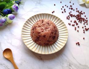 红豆糯米饭完整扣出。