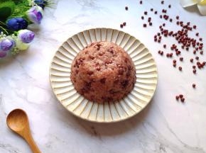 红豆糯米饭完整扣出。