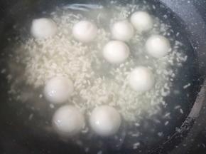 下入汤圆烧开，中火煮至汤圆飘起。