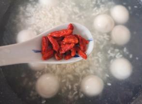 下入洗干净的枸杞。