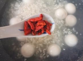 下入洗干净的枸杞。