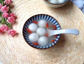 根据自己的口味加入糖搅拌均匀。