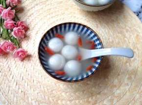 根据自己的口味加入糖搅拌均匀。