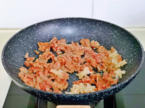 起油锅，加入腌制好的牛肉粒煸炒。