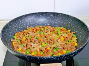 再加入时蔬，中火快速翻炒2分钟，关火盛出备用。