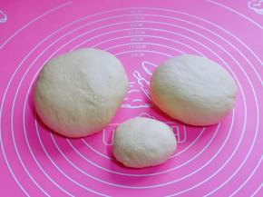 这时面团也发酵好了，将面团分成大中小的三个面团。