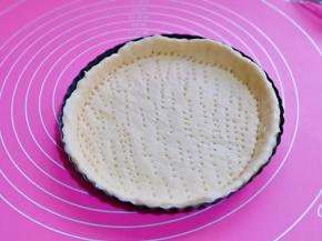 中大的面团做了7寸的，将面团擀薄，放入披萨盘中，用食品叉子叉出不规则的洞洞。