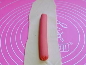 小面团分两份，擀大长舌状，尽量薄一点，放上火腿肠。