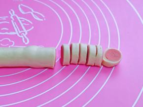 卷好的火腿面卷切出片状，不要太薄，也不要太厚，如图。