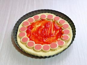 我先做的7寸，将切好的火腿片摆放在一圈，底涂上番茄酱，撒上一层芝士碎。