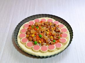 把做好的牛肉粒放在上面。