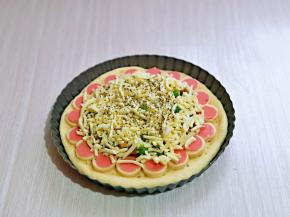 再撒上一层芝士碎，最后撒罗勒碎就可以啦！