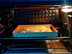 放入烤箱中层的烤网上，上下195度烤20分钟左右，注意观察颜色，具体时间及温度请根据自家烤箱性能另定。