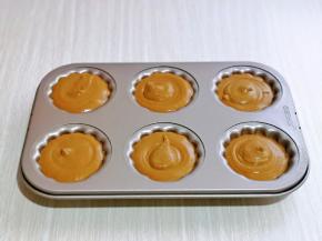 取出冷藏过的咖啡蛋糕糊，挤入模具中。(模具先刷少许玉米油或融化的黄油)