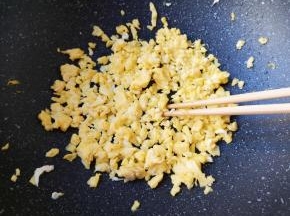 炒锅内倒适量的食用油烧热，下入蛋液用筷子快速划炒定型，晾凉备用。