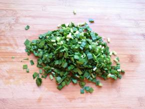 韭菜洗干净控一下水分切碎。