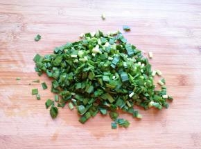 韭菜洗干净控一下水分切碎。