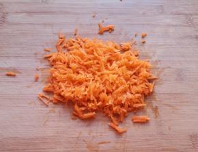 胡萝卜先擦成细丝再剁碎。