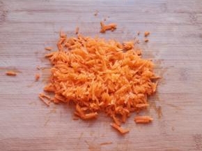 胡萝卜先擦成细丝再剁碎。