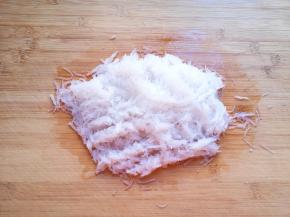 粉丝提前泡发然后剁碎。