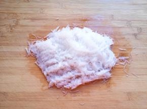 粉丝提前泡发然后剁碎。