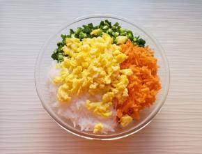 将准备好的韭菜、胡萝卜、粉丝和鸡蛋一起放进大一点的盆里，加入香油搅拌均匀。