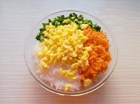 将准备好的韭菜、胡萝卜、粉丝和鸡蛋一起放进大一点的盆里，加入香油搅拌均匀。