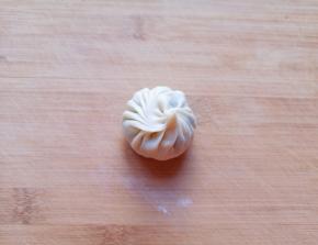 放入馅料，像平时包包子一样包好。