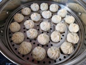 蒸锅内放水，篦子上刷上一层食用油，放上包好的小笼包。