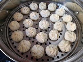 蒸锅内放水，篦子上刷上一层食用油，放上包好的小笼包。