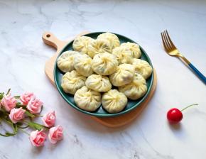 皮薄馅大的小笼包。