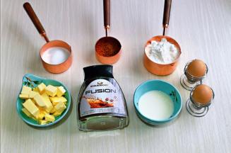 准备食材并按食材表中称重，黄油隔水融化备用。