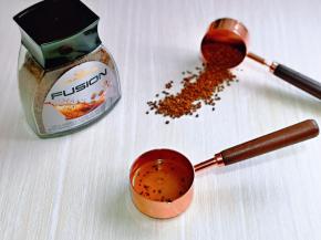 首先将速溶咖啡用开水冲泡，加入少量水可以化开即可，放旁边备用。