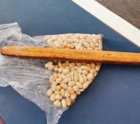 去皮后放入食品袋 用擀面杖压稍碎一些