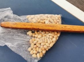 去皮后放入食品袋 用擀面杖压稍碎一些