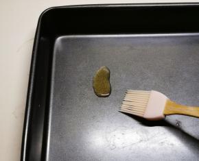 准备一个不粘烤盘 刷一点食用油