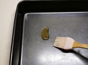 准备一个不粘烤盘 刷一点食用油