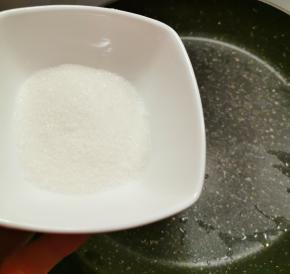 取出不粘锅 放入白糖