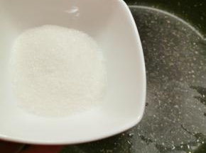 取出不粘锅 放入白糖