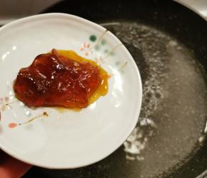 放入麦芽糖熬煮