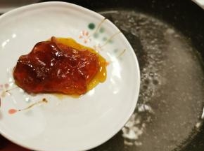 放入麦芽糖熬煮