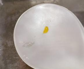 用筷子蘸上糖浆向凉水中滴入一滴 立刻变成僵硬的糖块 糖浆就熬好了