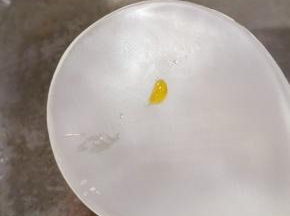 用筷子蘸上糖浆向凉水中滴入一滴 立刻变成僵硬的糖块 糖浆就熬好了