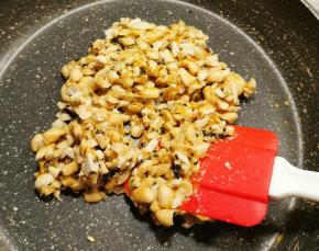 趁热翻拌均匀 让花生与糖浆充分融合粘连 关火