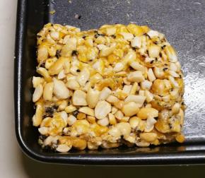 倒入准备好的烤盘 利用其中一个角 用锅铲堆放压平整 晾一晾