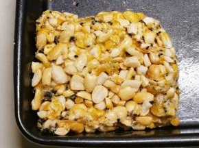 倒入准备好的烤盘 利用其中一个角 用锅铲堆放压平整 晾一晾