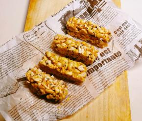 趁着还没有凉透 还有些温热 切成块 