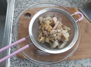 首先把海杂拌简单冲洗一下，沥水备用。